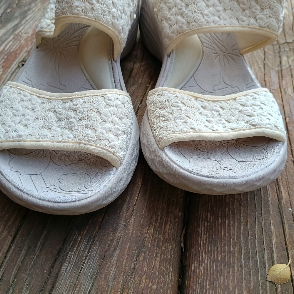 BZees Womens Size 10M Wedge Crochet Accent Jessie Cream Sandal - Picture 6 of 8